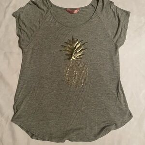 SJS Gray Pineapple Scoop Neck Graphic Tee with Gold‎ Design, Size Medium